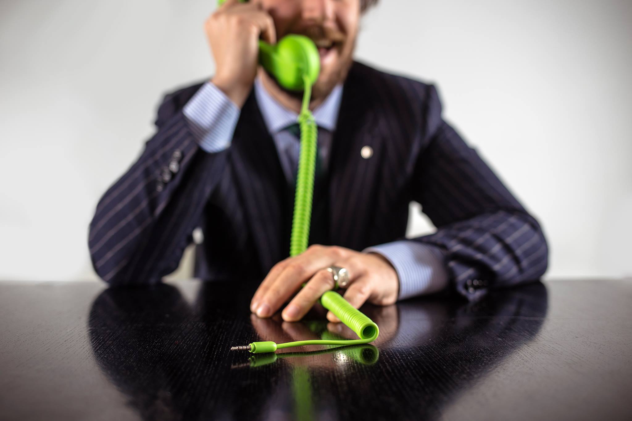 Giovanni Vagnone con un telefono verde