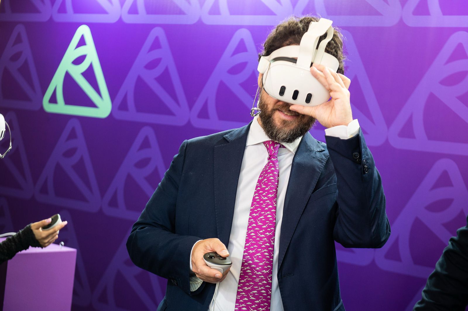 Giovanni Vagnone prova un visore di realtà virtuale