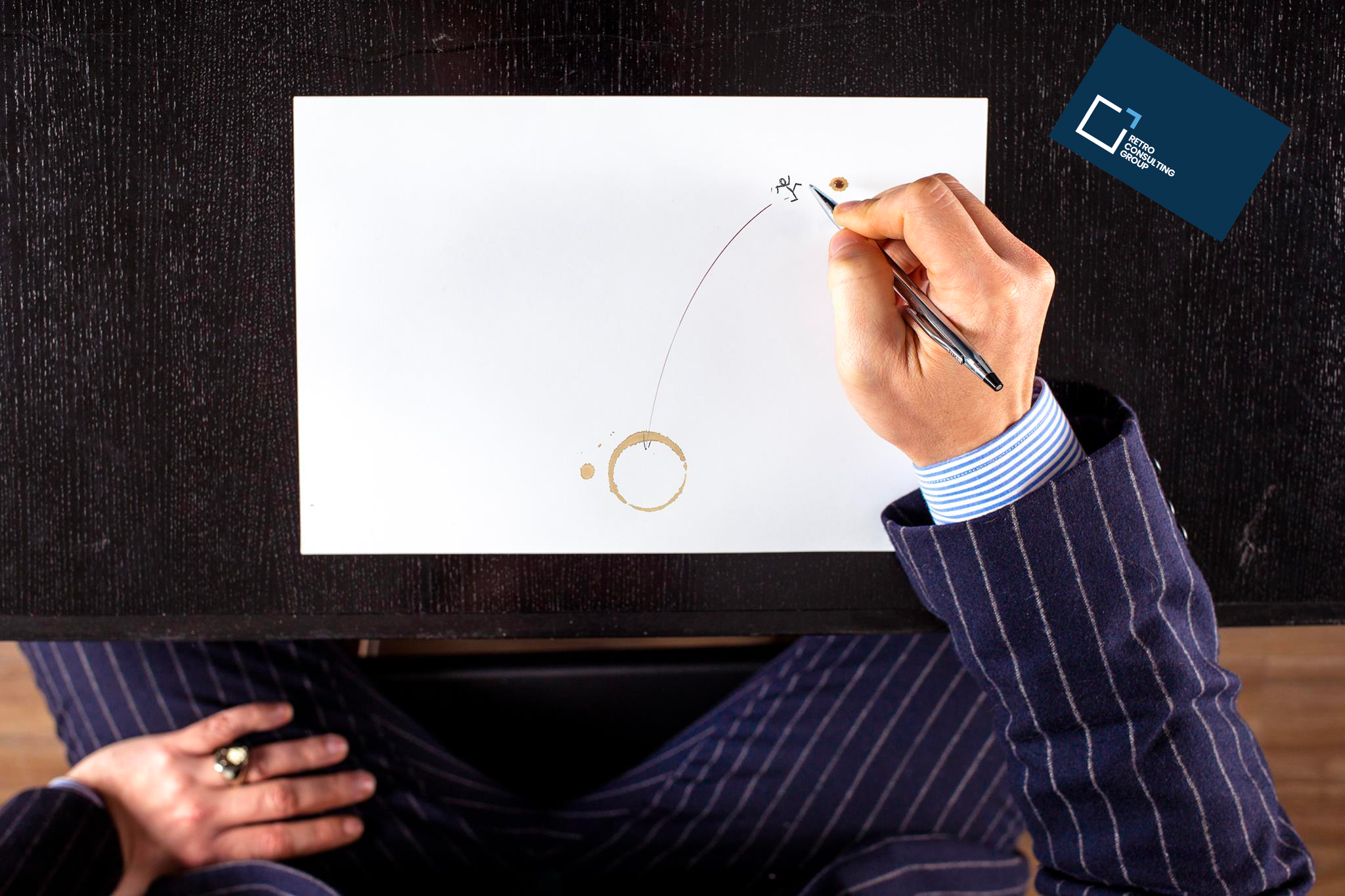 Il lavoro creativo: una mano disegna un’idea su un foglio