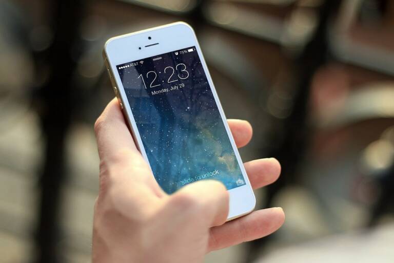Come essere educati anche con un telefono in mano