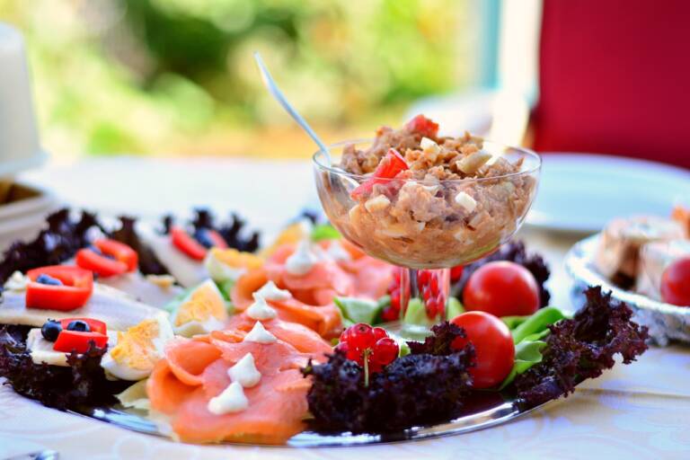 Scene da un buffet: le regole di comportamento